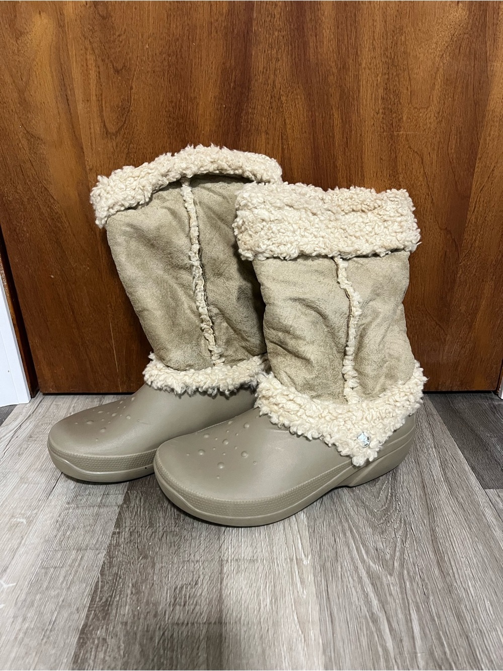 Y2K Crocs Nadia Women’s Boots Mid Calf Tan Beige Suede Sherpa Lined Winter Sz 10